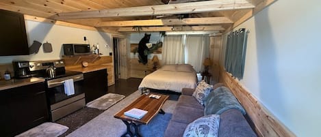 Tabla de planchar con plancha, wifi gratis y ropa de cama