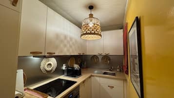 Jääkaappi, mikroaaltouuni, astianpesukone