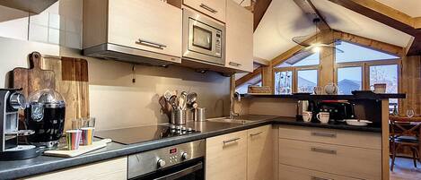 Réfrigérateur, micro-ondes, four, plaque de cuisson