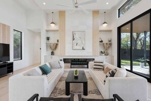 Télévision, cheminée, espaces bureaux