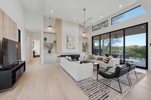 Télévision, cheminée, espaces bureaux