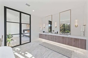 5 bedrooms, iron/ironing board, travel crib, WiFi - Barton Springs Luxe Heated Pool Spa Sleeps 16 (Austin)