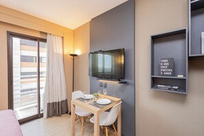 Premium Studio, City View | Dining room