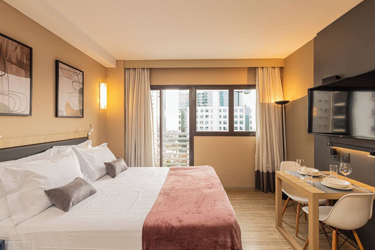 Estudio estándar, vista a la ciudad | Espacio para trabajar con laptop y wifi gratis
