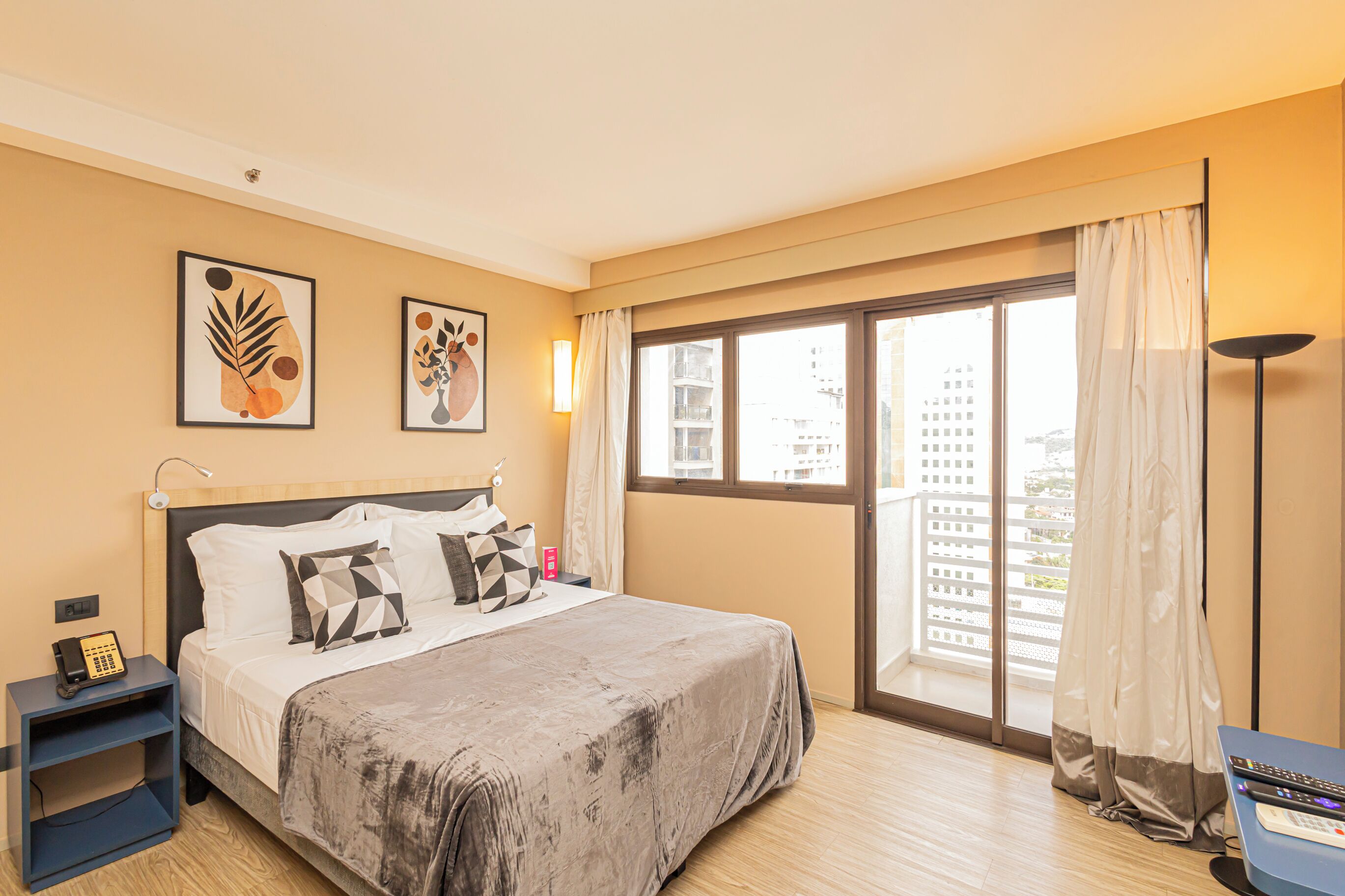 Traditional Studio | Laptop workspace, free WiFi