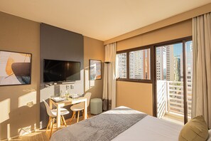 Premium Studio, City View | Laptop workspace, free WiFi - APS - Alpha Stay by Anora Spaces II (Barueri)