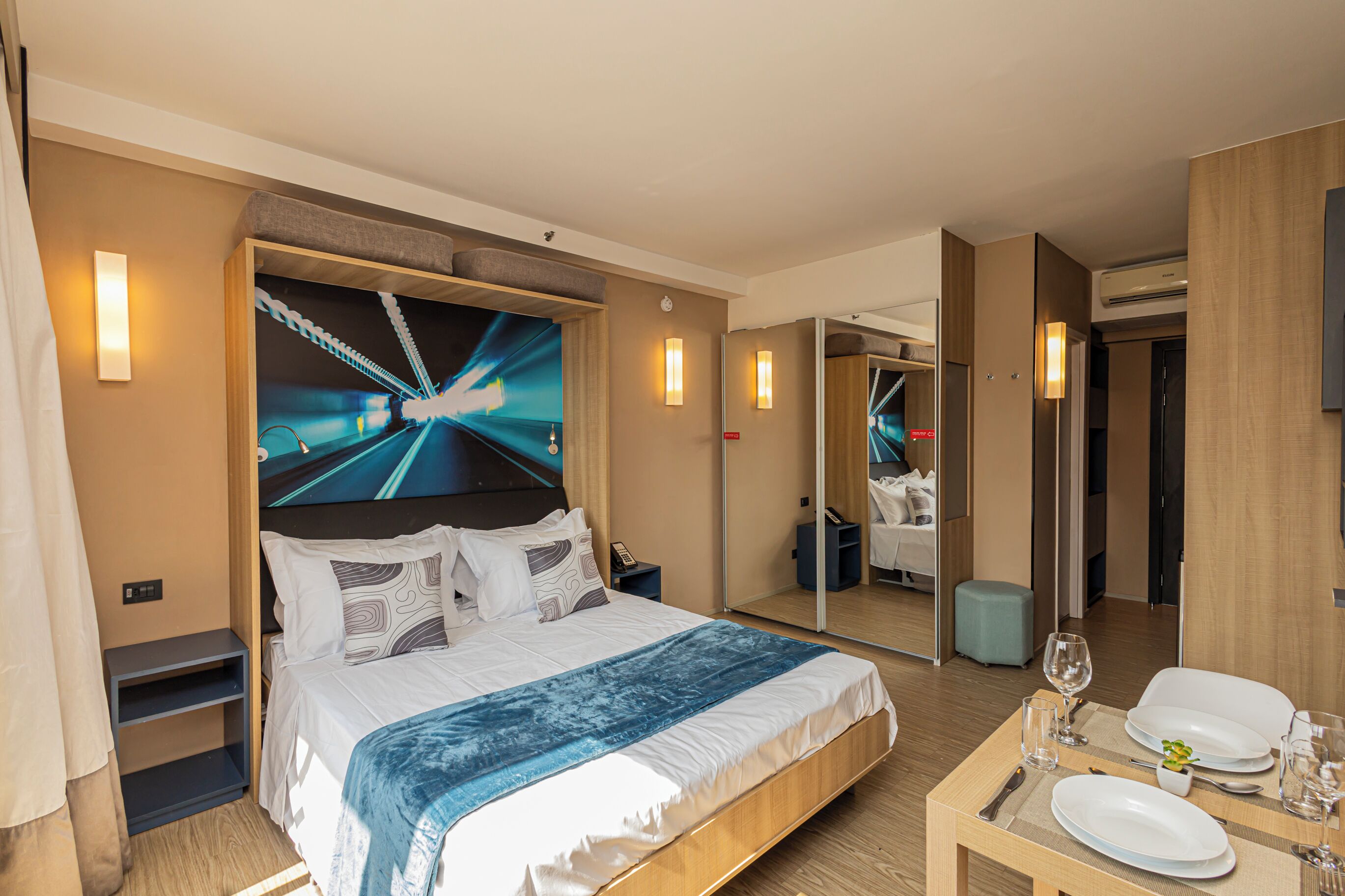 Estudio estándar, vista a la ciudad | Espacio para trabajar con laptop y wifi gratis 