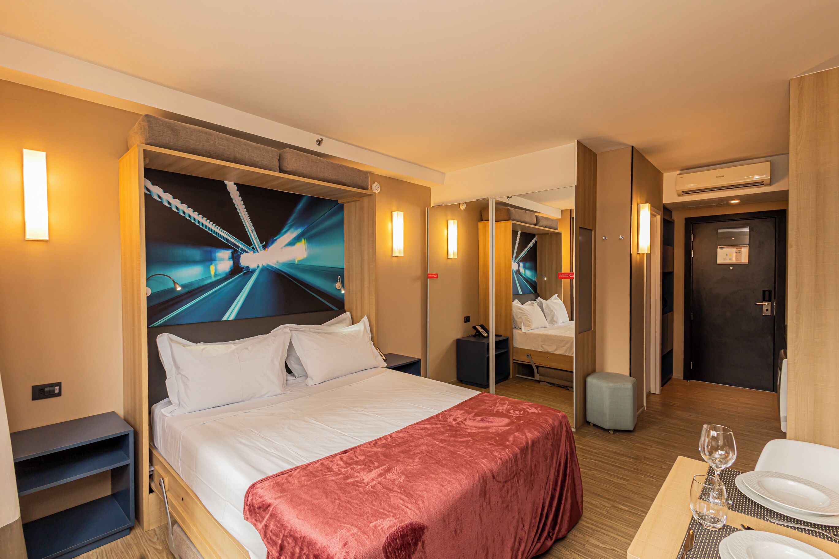 Estudio estándar, vista a la ciudad | Espacio para trabajar con laptop y wifi gratis 