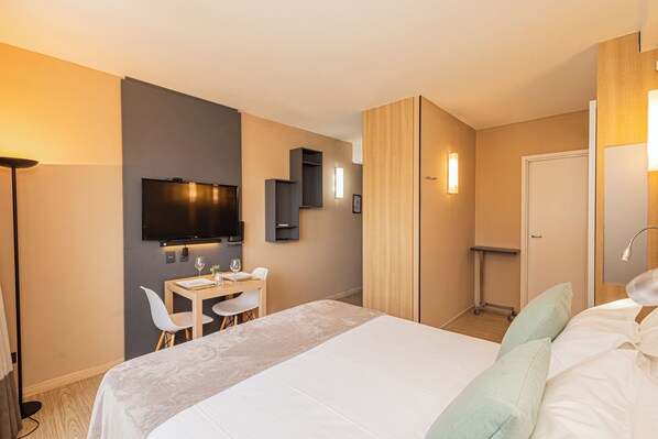 Standard Studio, City View | Laptop workspace, free WiFi