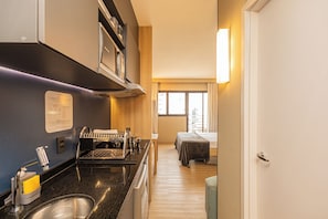 Estudio clásico, vistas a la ciudad | Cocina privada | Frigorífico pequeño, microondas, placa de cocina y lavavajillas