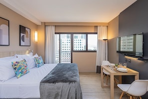 Estudio clásico, vistas a la ciudad | Espacio para trabajar con un portátil y wifi gratis