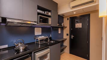 Classic Studio, City View | Private kitchen | Mini-fridge, microwave, stovetop, dishwasher