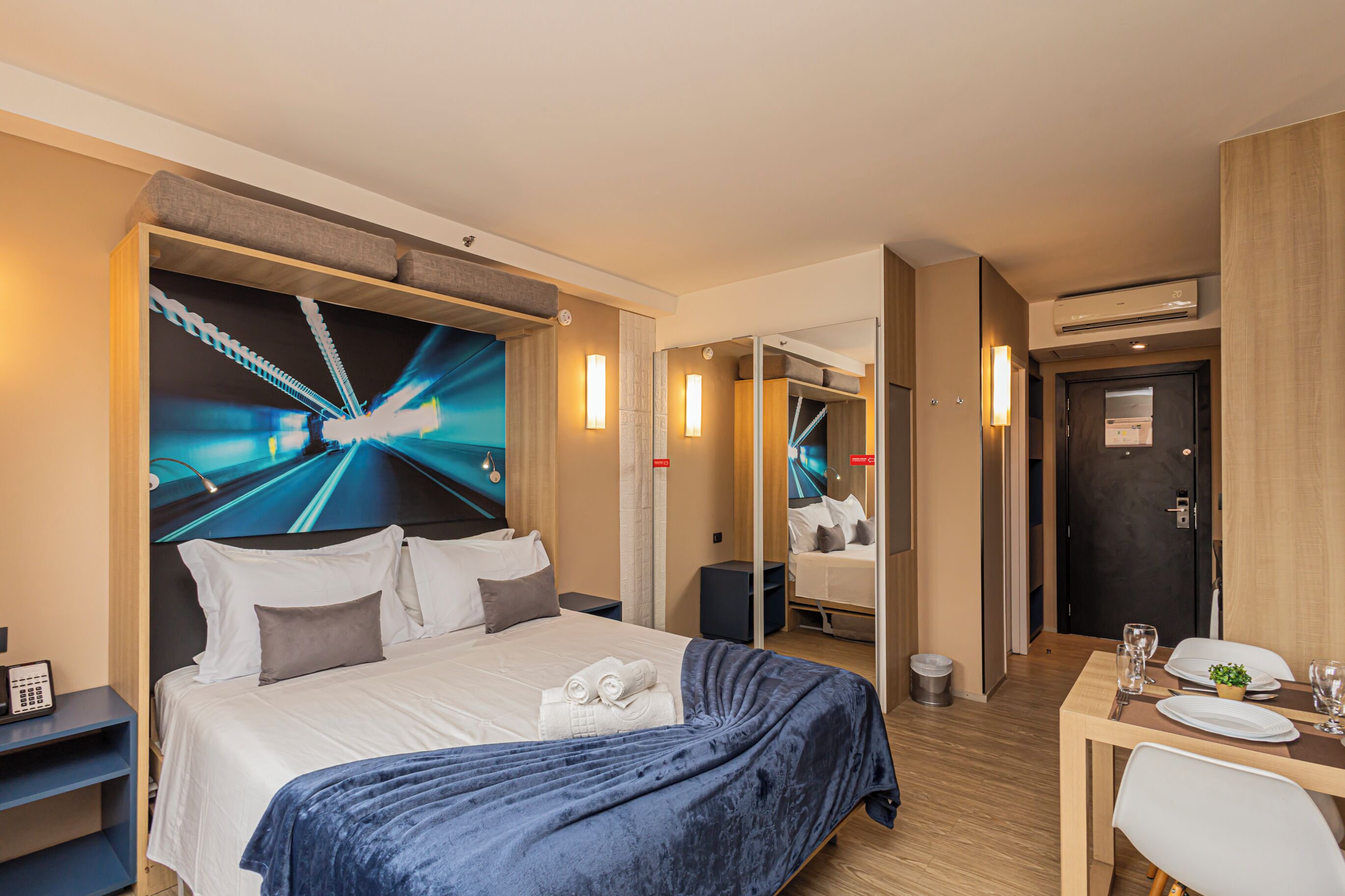 Espacio para trabajar con laptop y wifi gratis 