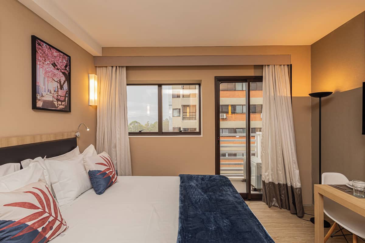 Espacio para trabajar con laptop y wifi gratis