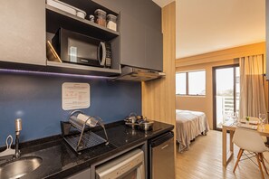 Standard Studio, City View | Private kitchen