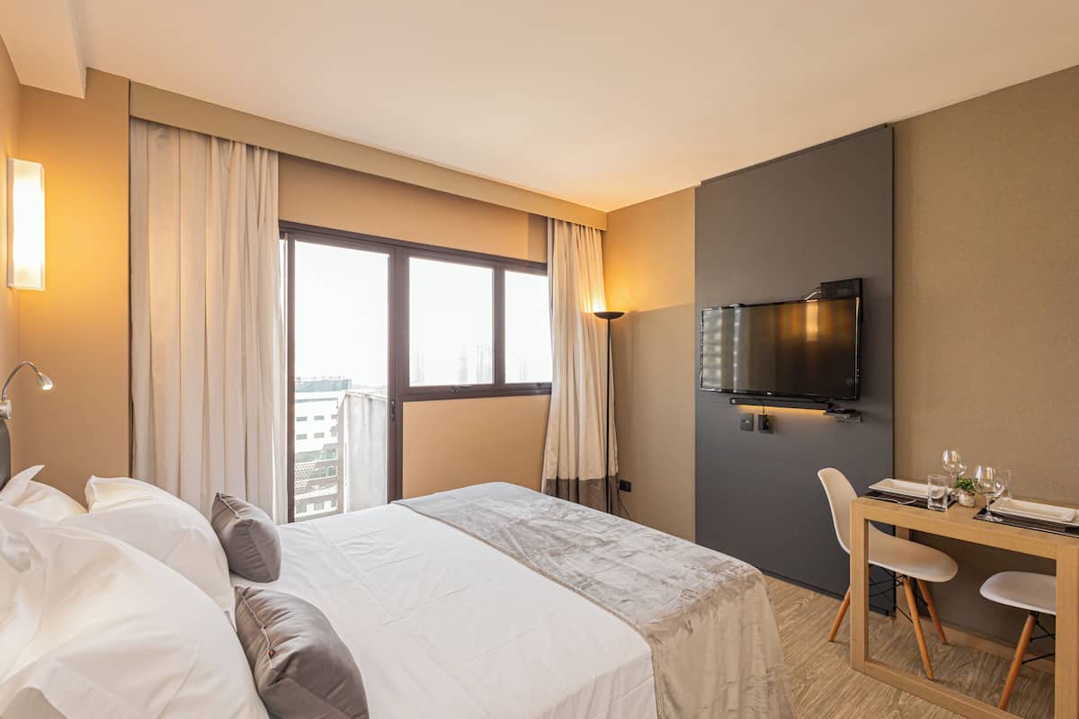 Estudio Premium, vista a la ciudad | Espacio para trabajar con laptop y wifi gratis