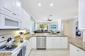 Køleskab, mikrobølgeovn, ovn, kogeplade