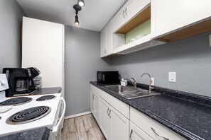 Réfrigérateur, four à micro-ondes, un four, surface de cuisson