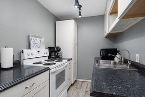 Réfrigérateur, four à micro-ondes, un four, surface de cuisson