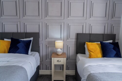 Tranquil Walsall Retreat - 4 Bedrooms