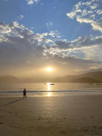 Una playa cerca, arena blanca