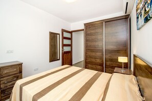 5 bedrooms, iron/ironing board, WiFi, bed sheets