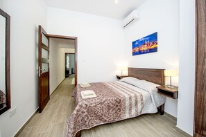 4 bedrooms, iron/ironing board, WiFi, bed sheets