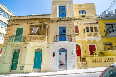 House 4 bedrooms 3 Bathrooms.
Discover the perfect Sliema getaway at Seabreeze.