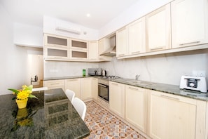 Four Ă micro-ondes, un four, surface de cuisson, lave-vaisselle