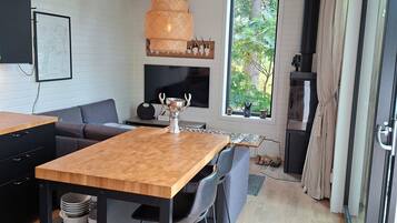 Smart TV, fireplace, stereo