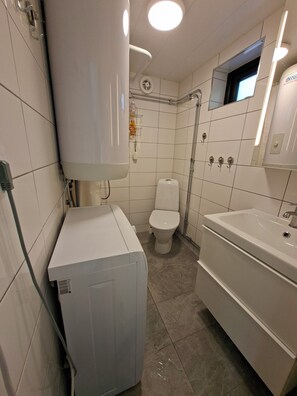 Douche, séchoir à cheveux, serviettes fournies, savon