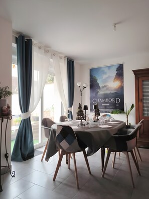 Dining - Rooms at the Gates of Chambord – Breakfast Included and Table d'Hôtes Available (Vineuil)