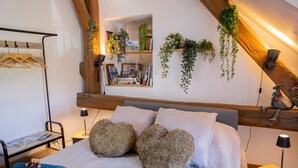A bedroom with a loft bed, wooden beams, a desk, a chair, a lamp, and various plants. - Rooms at the Gates of Chambord – Breakfast Included and Table d'Hôtes Available (Vineuil)