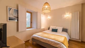 3 bedrooms, desk, iron/ironing board, WiFi