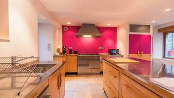 Kühlschrank, Mikrowelle, Ofen, Wasserkocher mit Kaffee-/Teezubehör