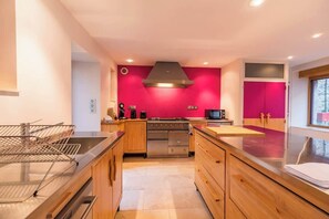 Réfrigérateur, micro-ondes, four, cafetière/bouilloire