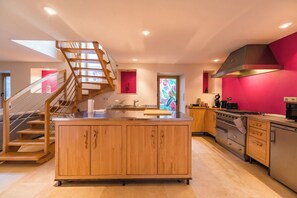 Kühlschrank, Mikrowelle, Ofen, Wasserkocher mit Kaffee-/Teezubehör