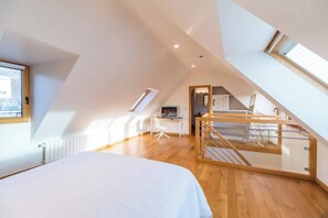 3 bedrooms, desk, iron/ironing board, WiFi