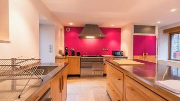 Fridge, microwave, oven, coffee/tea maker