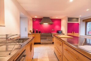 Kühlschrank, Mikrowelle, Ofen, Wasserkocher mit Kaffee-/Teezubehör