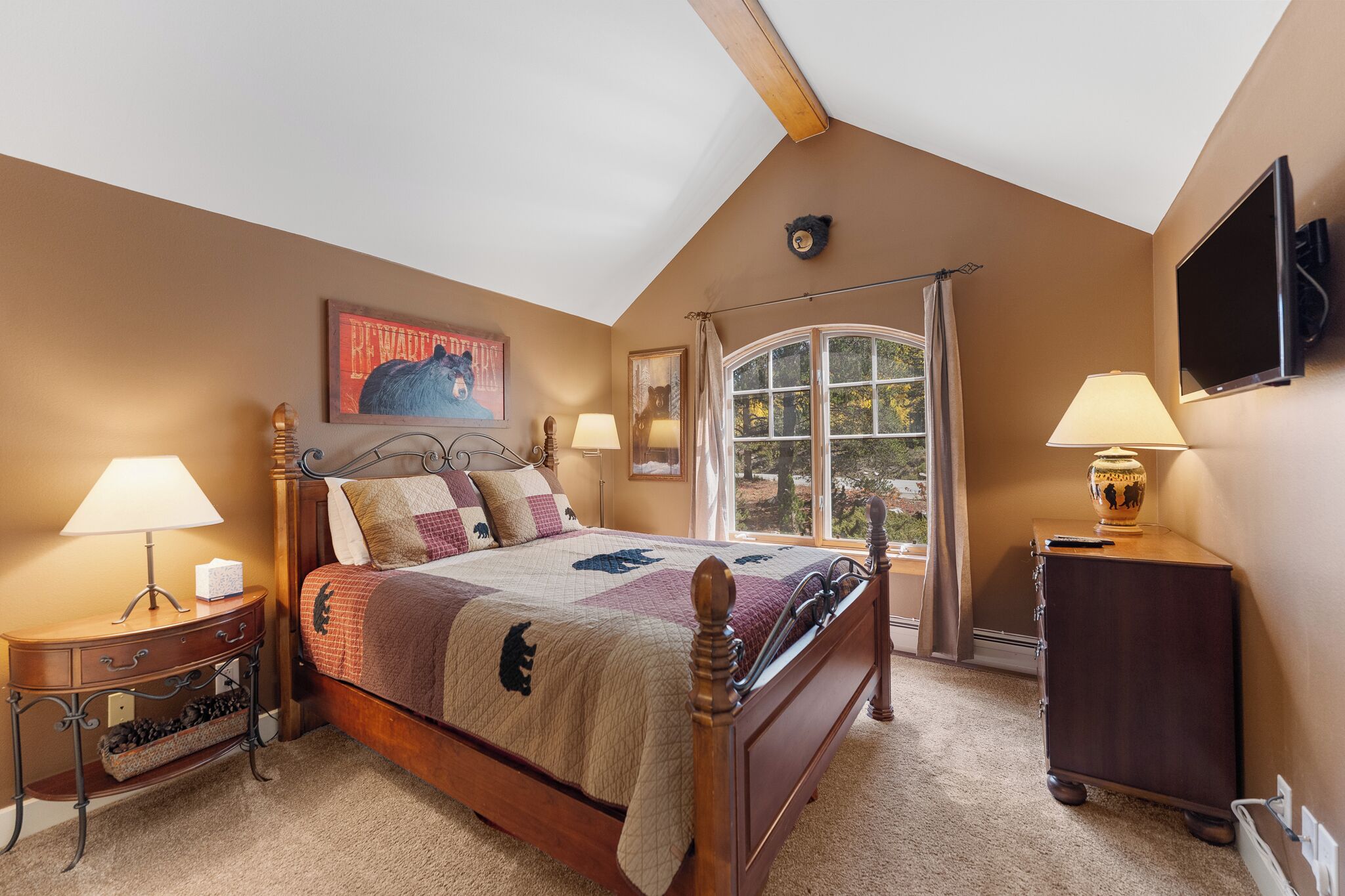 4 عدّة غرف نوم وواي فاي مجانًا وملاءات أسرّة