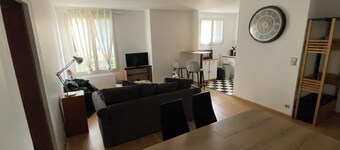 In a quiet residence on the edge of a park. Spacious T2 apartment.