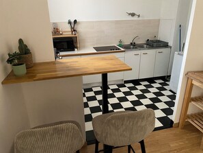 Microwave, oven, stovetop - In a quiet residence on the edge of a park. Spacious T2 apartment. (Draveil)