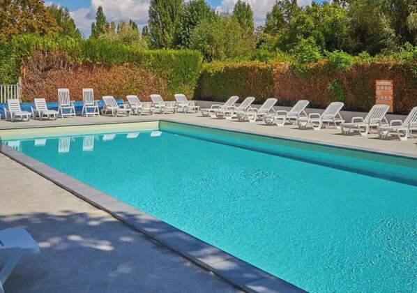 季节性开放的室外游泳池