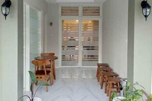 Unclassified image, 5 of 19, button - El Nipa Hotel Labuan Bajo (Wae Kelambu)