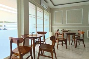 Unclassified image, 2 of 19, button - El Nipa Hotel Labuan Bajo (Wae Kelambu)