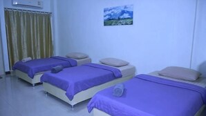 A hotel room with three beds, a curtain, and a painting on the wall. - Peamsuk Sweet Prachin Buri (Prachinburi)