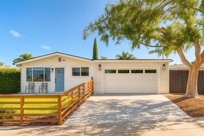 Exterior - ✨ Spacious 3BR/2BA San Diego retreat! Sleeps 8 🛏 with modern kitchen 🍳, open living space, and sunny backyard 🌞. Safe, family-friendly neighborhood 👨‍👩‍👧 just 15 min to beaches, Mission Bay & top attractions. Spotless, stylish & welcoming! 🌴 (San Diego)