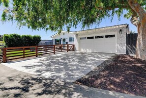 Property grounds - ✨ Spacious 3BR/2BA San Diego retreat! Sleeps 8 🛏 with modern kitchen 🍳, open living space, and sunny backyard 🌞. Safe, family-friendly neighborhood 👨‍👩‍👧 just 15 min to beaches, Mission Bay & top attractions. Spotless, stylish & welcoming! 🌴 (San Diego)