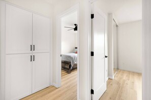 Room - ✨ Spacious 3BR/2BA San Diego retreat! Sleeps 8 🛏 with modern kitchen 🍳, open living space, and sunny backyard 🌞. Safe, family-friendly neighborhood 👨‍👩‍👧 just 15 min to beaches, Mission Bay & top attractions. Spotless, stylish & welcoming! 🌴 (San Diego)